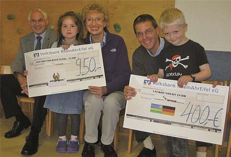 Frau Falk-Solheid vom Projekt „African Angel“, Herr Nikolayczik, der Initiator der Schulpartnerschaft in Ruanda und Verbandsbürgermeister Romes bei der Scheckübergabe.