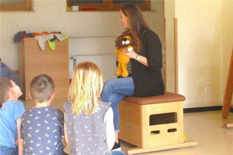 Frau Feil motiviert die Kinder, löwenstark zu sein