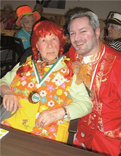 Frau Fischer mit dem ersten Platz beim Kostümwettbewerb zusammen mit Peter Kühnl-Münzer.privat