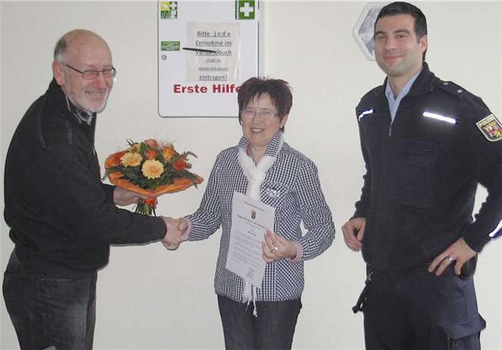 Frau Flöter mit dem Dienststellenleiter und Polizeikommissar Andrija Dolic, der mit seinem Streifenpartner Polizeikommissar Andreas Peter vor Ort die Lage bereinigte.