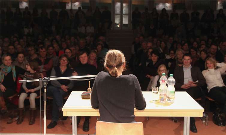 Frau Freitag berichtet einem amüsierten Publikum von den Kuriositäten ihres Alltages. MTG