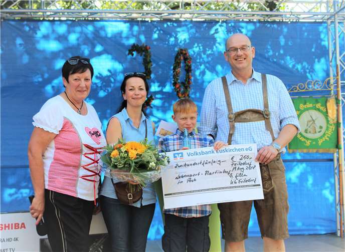 Frau Geller und Robben vom Lebensort Martinshof haben die Spende engegen genommen. privat