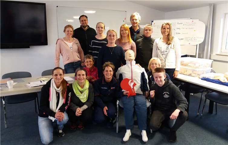 Frau Girkens (3.v.l.) mit den Teilnehmerinnen und Teilnehmern des Erste Hilfe Kurses.Foto: privat
