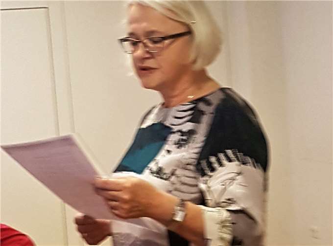 Frau Gottreich bei ihrem Vortrag.