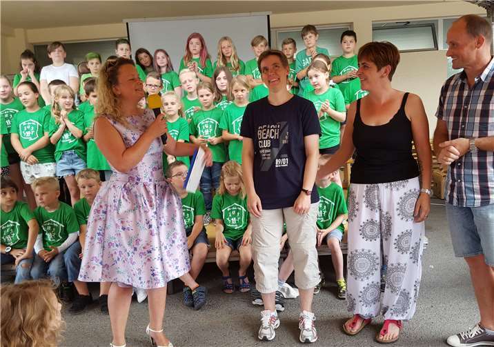 Frau Groß bedankt sich bei drei scheidendenVorstandsmitgliedern für deren langjährige und engagierte Tätigkeit imFörderverein: v.l. Frau Groß, Gabriela Schmitt, Sandra Hinz und Markus Hoffmann.