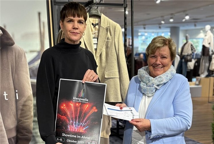 Frau H. Ropertz durfte sich über die begehrten Tickets freuen, die ihr von Geschäftsleiterin P. Lancier persönlich überreicht wurden. Foto: privat