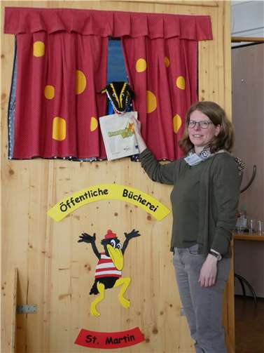 Frau Hahn, Büchereileiterin, überreicht ein Lesestartset. Foto: privat