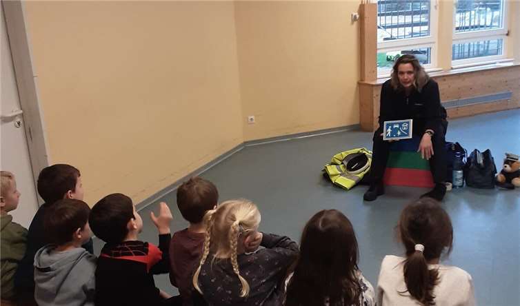 Frau Heinrich von der Polizei kam vorbei.  Foto: privat