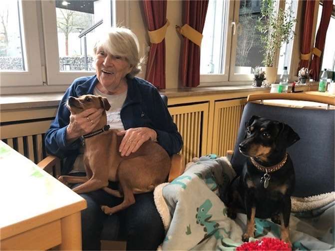 Frau Hilland mit den Hunden.Foto: privat