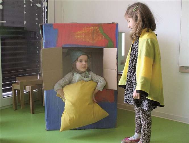 Frau Holle und die fleißige Marie schütteln die Betten.