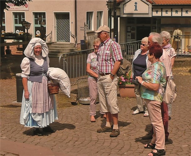 Frau Holle wusste den Besuchern einiges über Steinau, das Schloss und die Brüder Grimm zu erzählen. privat