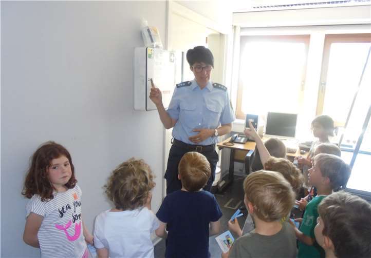 Frau Hoppe beantwortete alle Fragen und zeigte den Kindern, wie in der Zentrale Anrufe entgegengenommen werden.