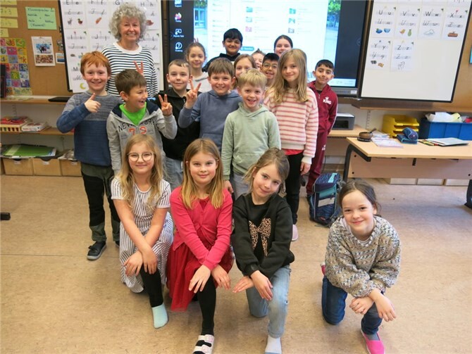 Frau Ingrid Kröger mit Kindern aus der Klasse 2a der GS Sankt Georg in Sankt Katharinen.  Foto: Nicole Schumacher