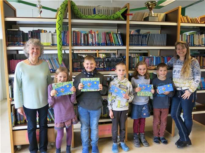 Frau Ingrid Kröger von der Bücherein in Vettelschoß (links), glückliche GewinnerInnen aus den Klassen 2 bis 4, Frau Doris Jörgler, Schulleitung (rechts).  Foto: Nicole Schumacher