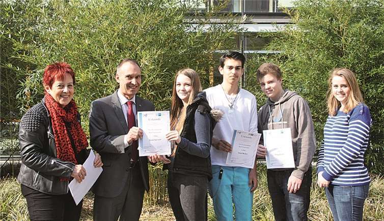 Frau Ingrid Näkel- Surges, Herr Dr. Bernd Greulich, Lynn Spessart, Jonas Becker, Philip Reiter, Frau Ann-Katrin Wohde bei der Urkundenübergabe. privat