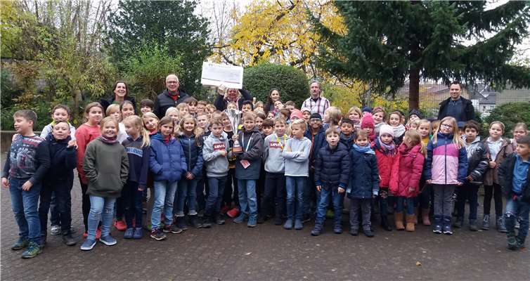 Frau Jaax mit Scheck, links von ihr der Präsident des Lions Clubs Bonn-Rhenobacum, Jürgen Antwerpen.Foto: Stadtsportverband Rheinbach