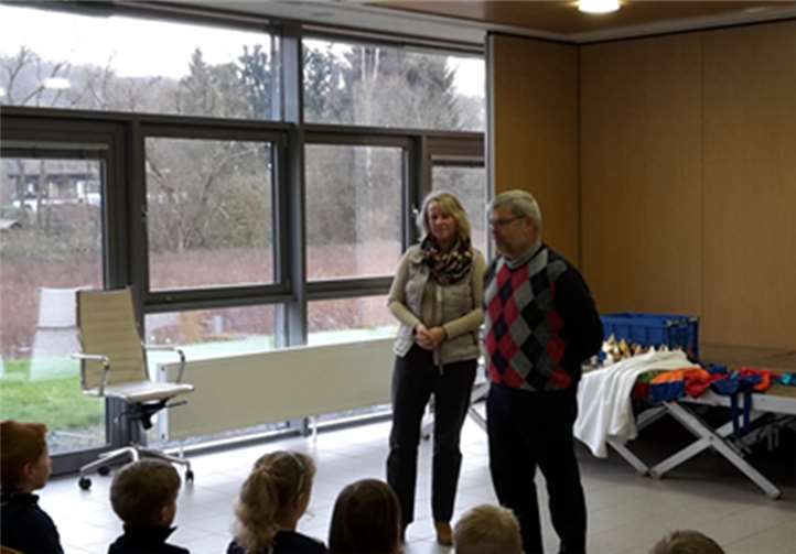 Frau Kasper und Herr Vogt stellten den Kindern den Sinn und Zweck der Sternsingeraktion vor. privat