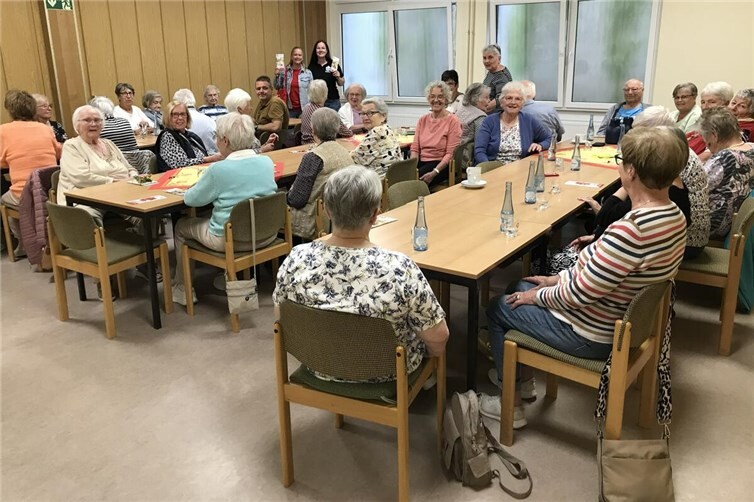 Frau Knollema und Kochanek-Klotz (AfH, stehend) stellten sich beim Seniorentreff vor, sitzend davor OV Kneib (Foto: Manni Puth)