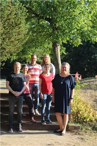 Frau Kober (re.), Leiterin der KiTa Auenwiese, begrüßt den Vorstand des Fördervereins im Kindergarten: v.li. Dirk Kendziorzik, Irina Piper-Becht, Thomas Müller, Johanna Ziebakowski und Ksenija Neufeld. Quelle: VG Puderbach