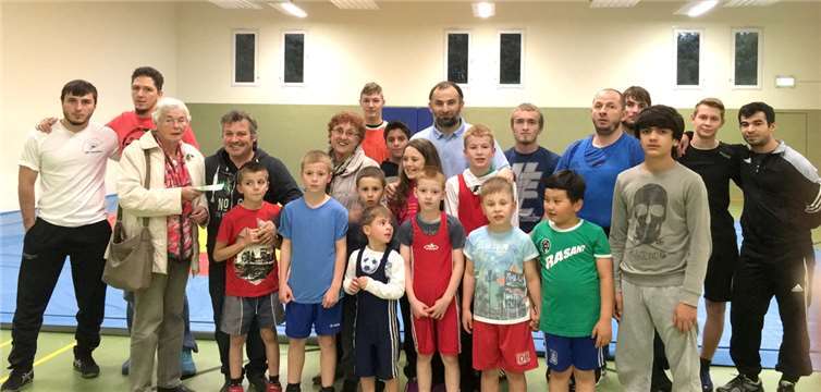 Frau Kolvenbach und Frau Meyer von der CDU Kleiderstube in Rheinbach überreichen den Ringern den Spendenbetrag. privat