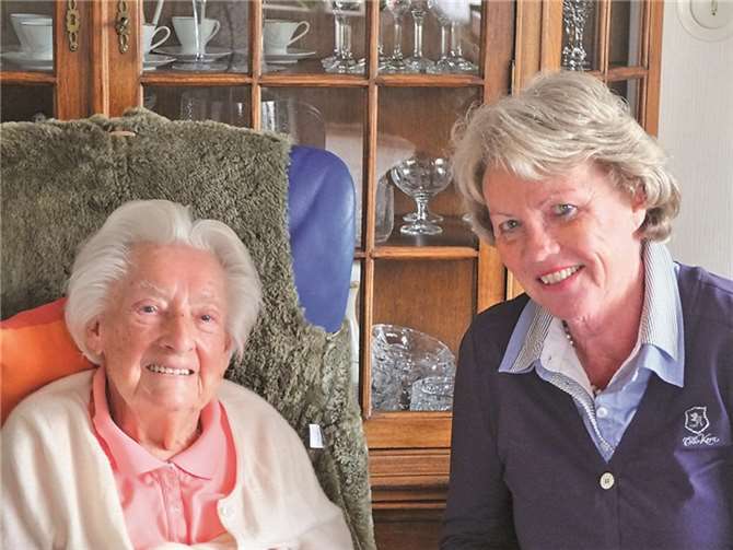 Frau Kretzer freue sich sichtlich über den Besuch von Frau Benz. privat