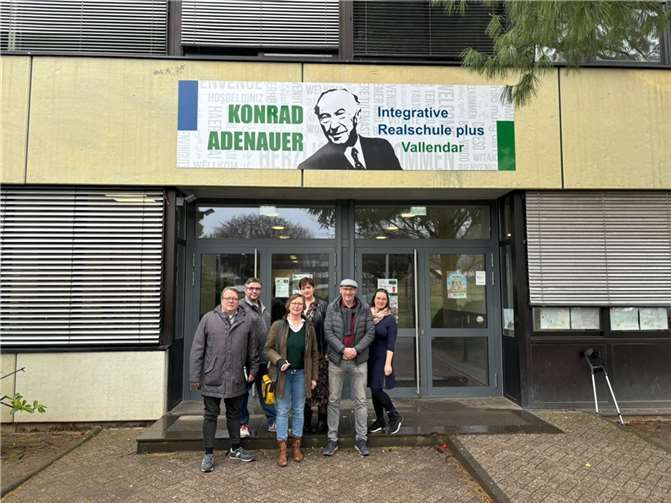 Frau Küsel, Herr Hilden, Herr Schäfer und Herr Münz aus dem Verbandsgemeinderat haben die Schule zu einem kommunalpolitischen Frühstück besucht.  Foto: : Yvonne Newald