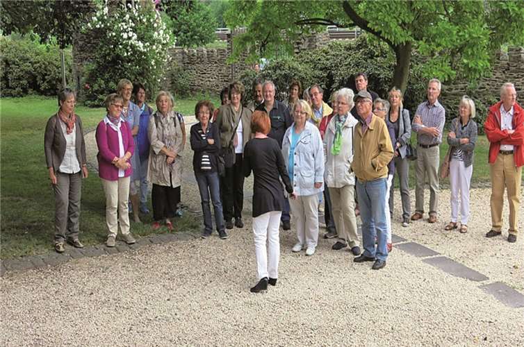 Frau Lellmann brachte den Mitgliedern und Freunden des Vereins charmant die Geschichte des Ortes näher.privat