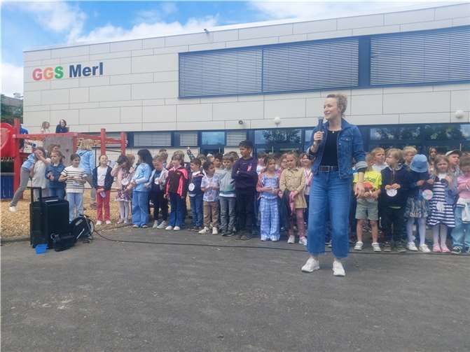 Frau Lex, Schulleiterin der GGS Merl, konnte alle anwesenden Gäste gesammelt auf dem Schulhof begrüßen. Fotos: GGS Merl