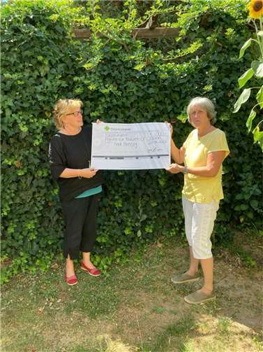 Frau Lindner vom St. Adelheit Gymnasium (l.) und Ute Blank von Frauen für Frauen e.V. Foto: privat