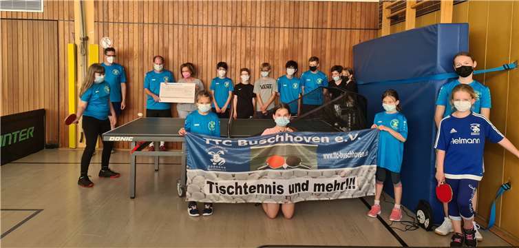 Frau Lommersum von der Raiffeisenbank Voreifel eG aus Rheinbach bei der Spendenübergabe mit der Jugendmannschaft. Foto: privat