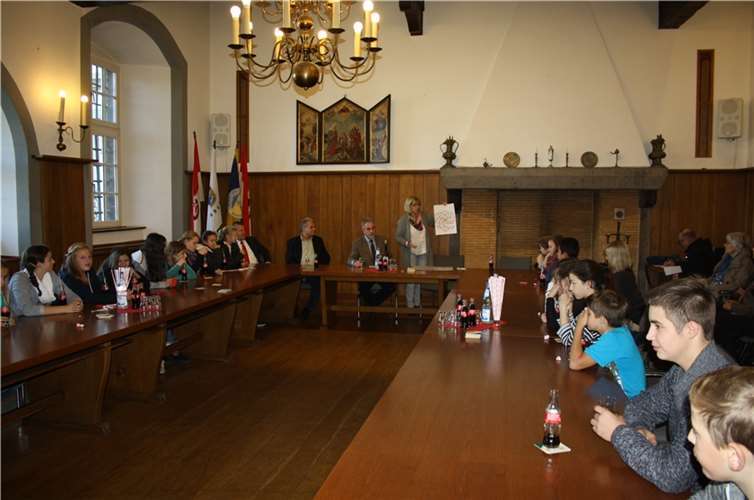 Frau Margarete Hergarten beschreibt die Entstehung der Kunstwerke.Privat