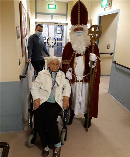 Frau Margret Graef mit dem Nikolaus. Foto: privat