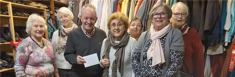 Frau Marianne Meyer Schatzmeisterin der Kleiderstube übergibt dem Vorsitzenden Fred Bongartz die Spende. Foto: privat
