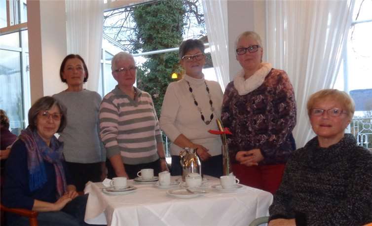 Frau Michels-Proft (2.v.r.) nahm für die Mayener „Tafel“ die Spende vom Dekanatsvostand entgegen.