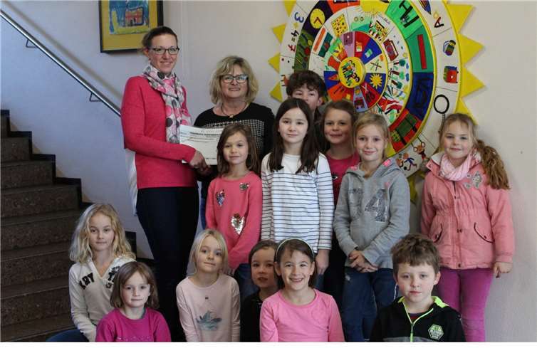 Frau Moritz und Frau Thier mit einigen Schülerinnen und Schülern der Grundschule. Foto: Sabrina Thier