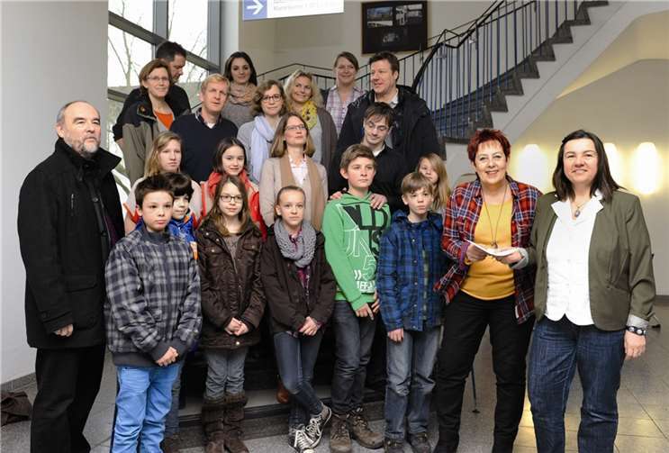 Frau Näkel-Surges übergibt den Spendenerlös an Frau Ulrike Kaiser im Beisein der KlassenlehrerInnen und KlassensprecherInnen der 5. Und 6. Klassen. FIX