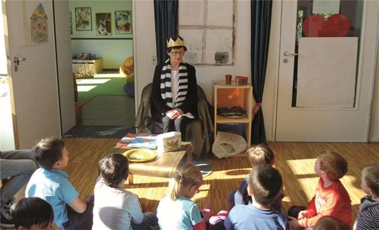 Frau Offergeld beim Vorlesen.privat