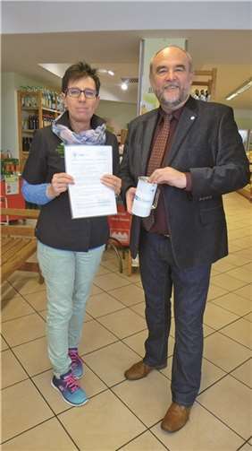 Frau Petry und konnte Schatzmeister Dittmar Baumung eine Spende in Höhe von 752 Euro überreichen. privat