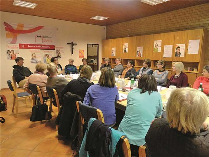 Frau Pfitzner berichtete den Frauen vom kfd v on ihrer ehrenamtlichen Arbeit mit Menschen, die sich im Asylverfahren befinden. privat