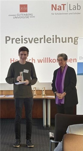 Frau Prof. Ingeborg Henzler vom Vorstand der Dr. Hans Riegel-Stiftung verlieh die Preise im Senatssaal des NaT Lab der Universität Mainz.  Foto: Martina Post