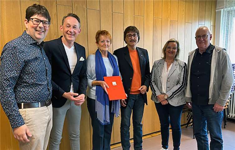 Frau Renate Hoffmann wurde anlässlich ihres 80. Geburtstages mit dem Ehrenbrief der SPD ausgezeichnet.Foto: Michael Mang