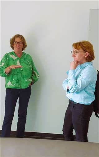 Frau Ruggera und MdL Susanne Müller im Gespräch. Foto: Lisa Fischer