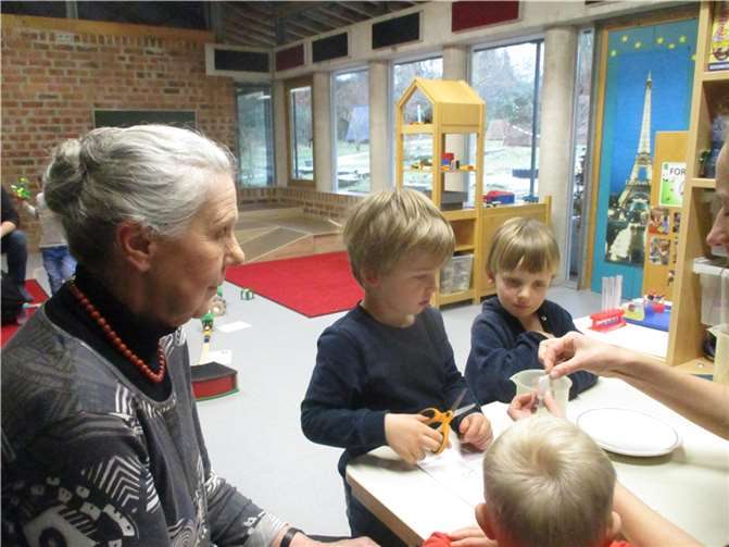 Frau Sanner von der Gemeinde interessierte sich sehr dafür, wie das Forschen und Experimentieren in der Kita funktioniert.  Foto: Ev. Kita Allerheiligenberg
