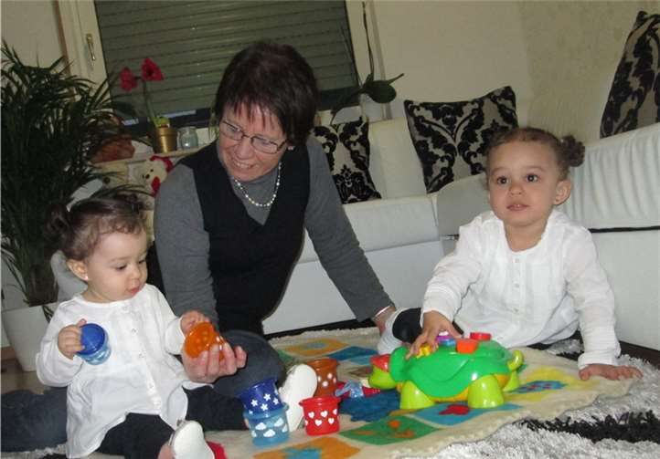 Frau Schallenberg mit ihren Patenkindern. privat