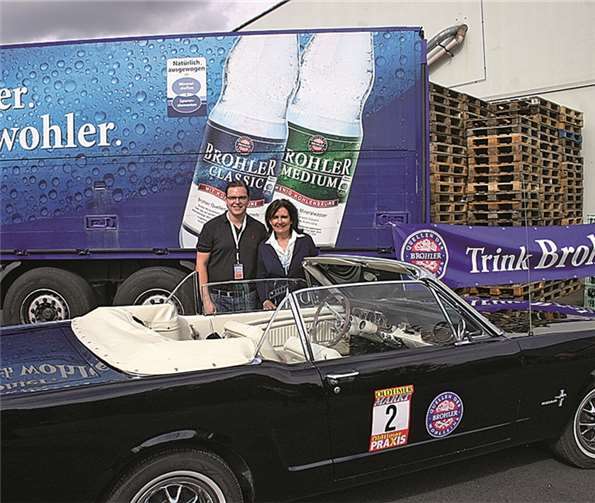 Frau Schilling empfing die Oldtimer vor dem Brunnen.