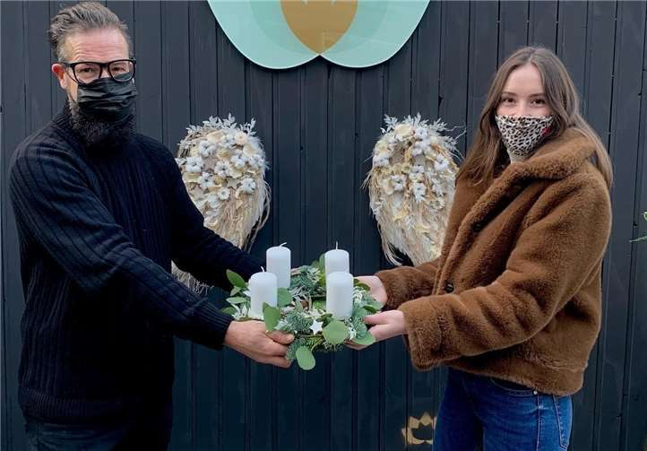 Frau Schmidt aus Remagen nahm ihren Adventskranz in Empfang.Foto: privat