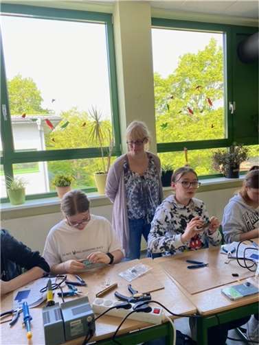 Frau Schmitt mit Schülerinnen aus dem TUN Kurs 8.