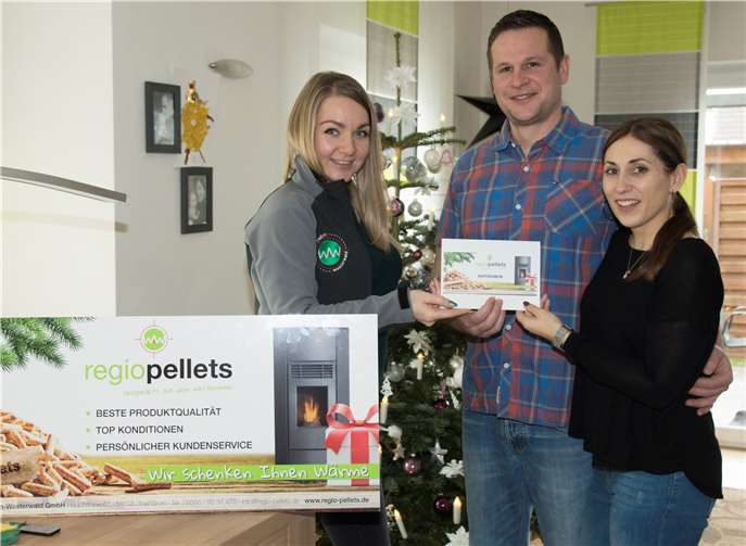 Frau Schreck und ihr Freund Herr Hofer aus Neuwied bei der Gewinnübergabe.