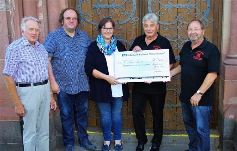 Frau Schürmann, Herr Fetz und Herr Kusber überreichen den Scheck an die Vorsitzenden des Fördervereines, Hermann Friedrich und Manfred Herhaus. privat