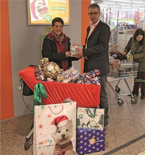 Frau Seinsche vom Seraphischen Liebeswerk nahm die Geschenke mit Freude von Herrn Reising entgegen.  privat